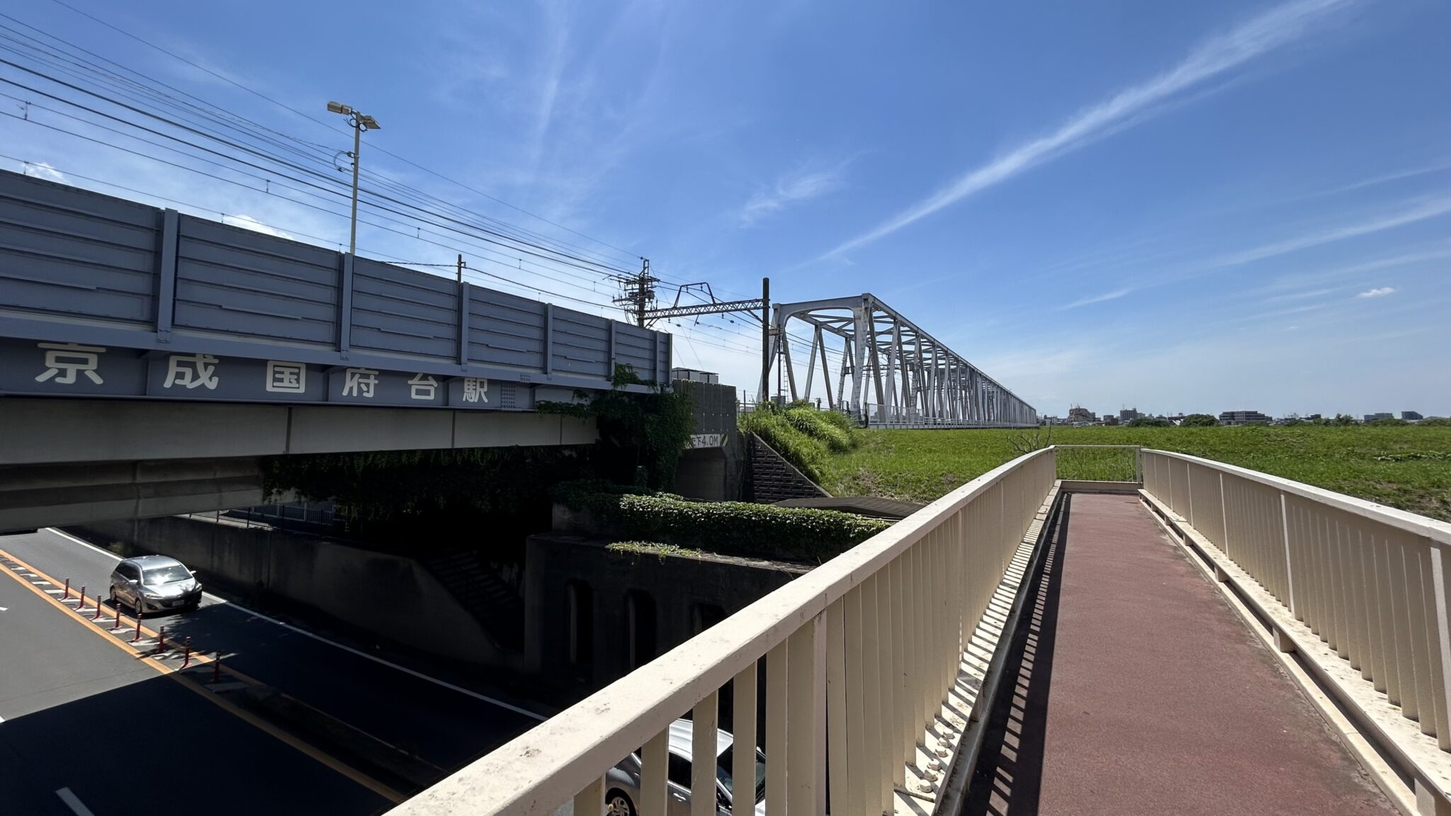 駅からすぐに江戸川が見えてくる