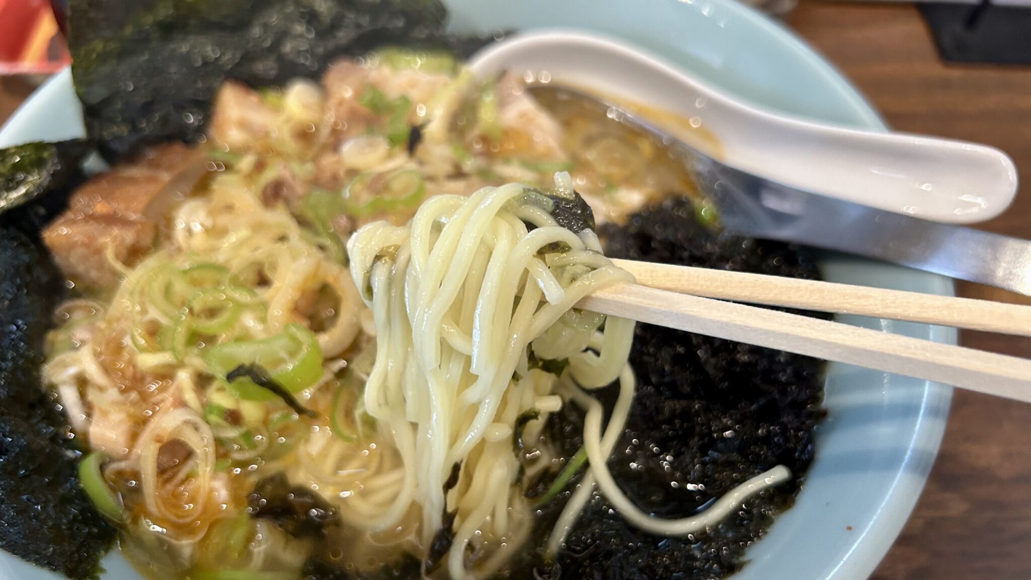 美味しそうな細めのストレート麺