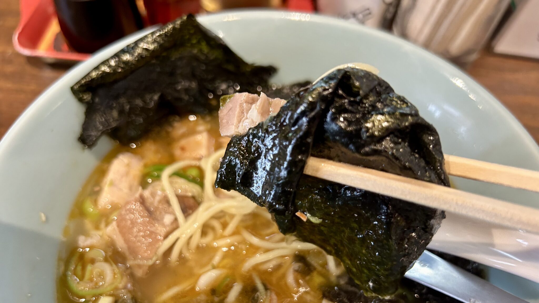 地元産の板海苔は柔らかめで甘く、チャーシューを巻いて食べると鼻から甘い空気がフワッと出てくる感じ