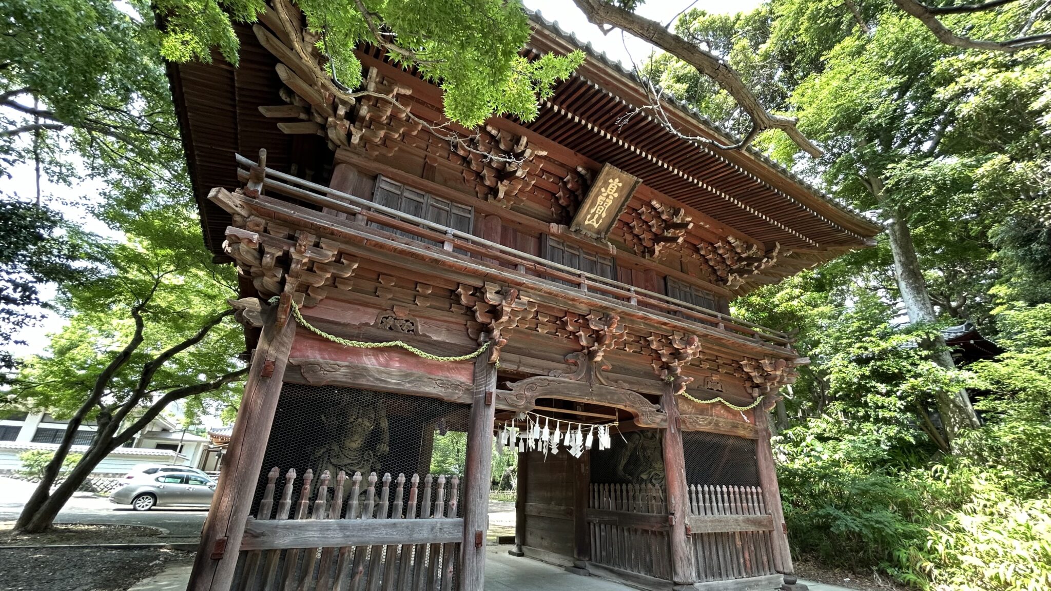 真間山弘法寺の見事な山門