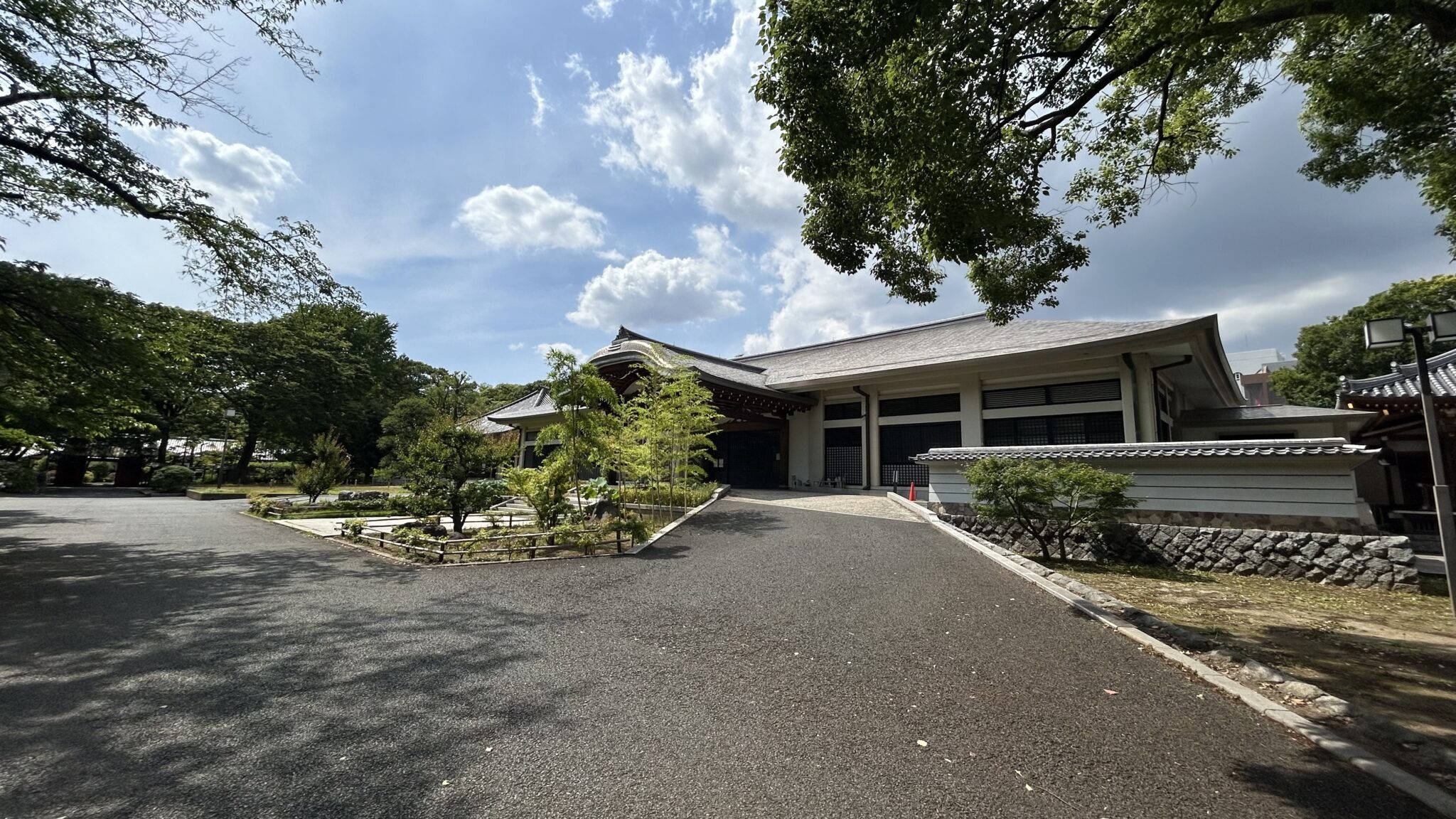 真間山弘法寺の境内