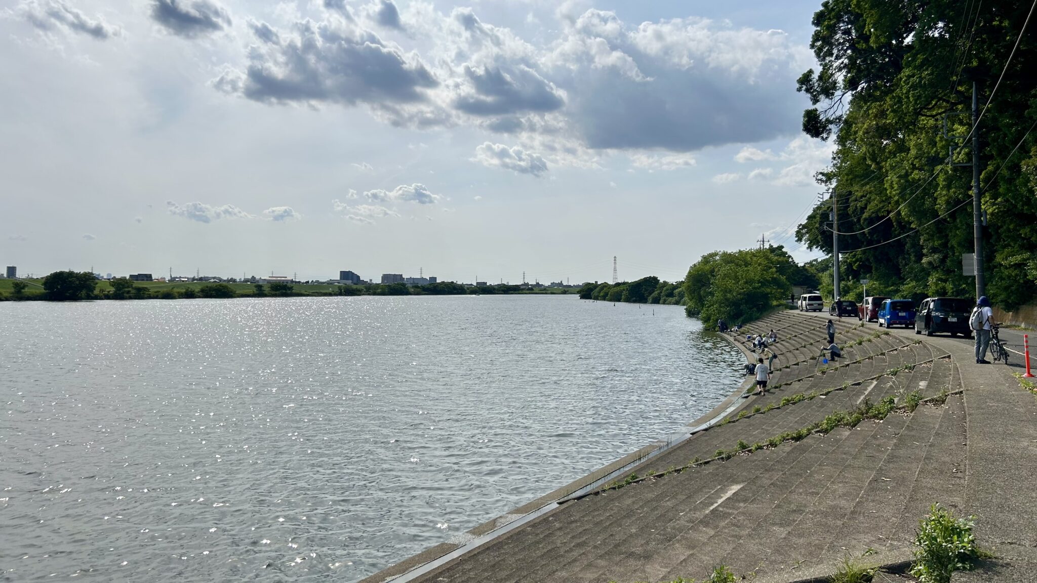 里見公園前の江戸川。釣りを楽しむ人々の姿