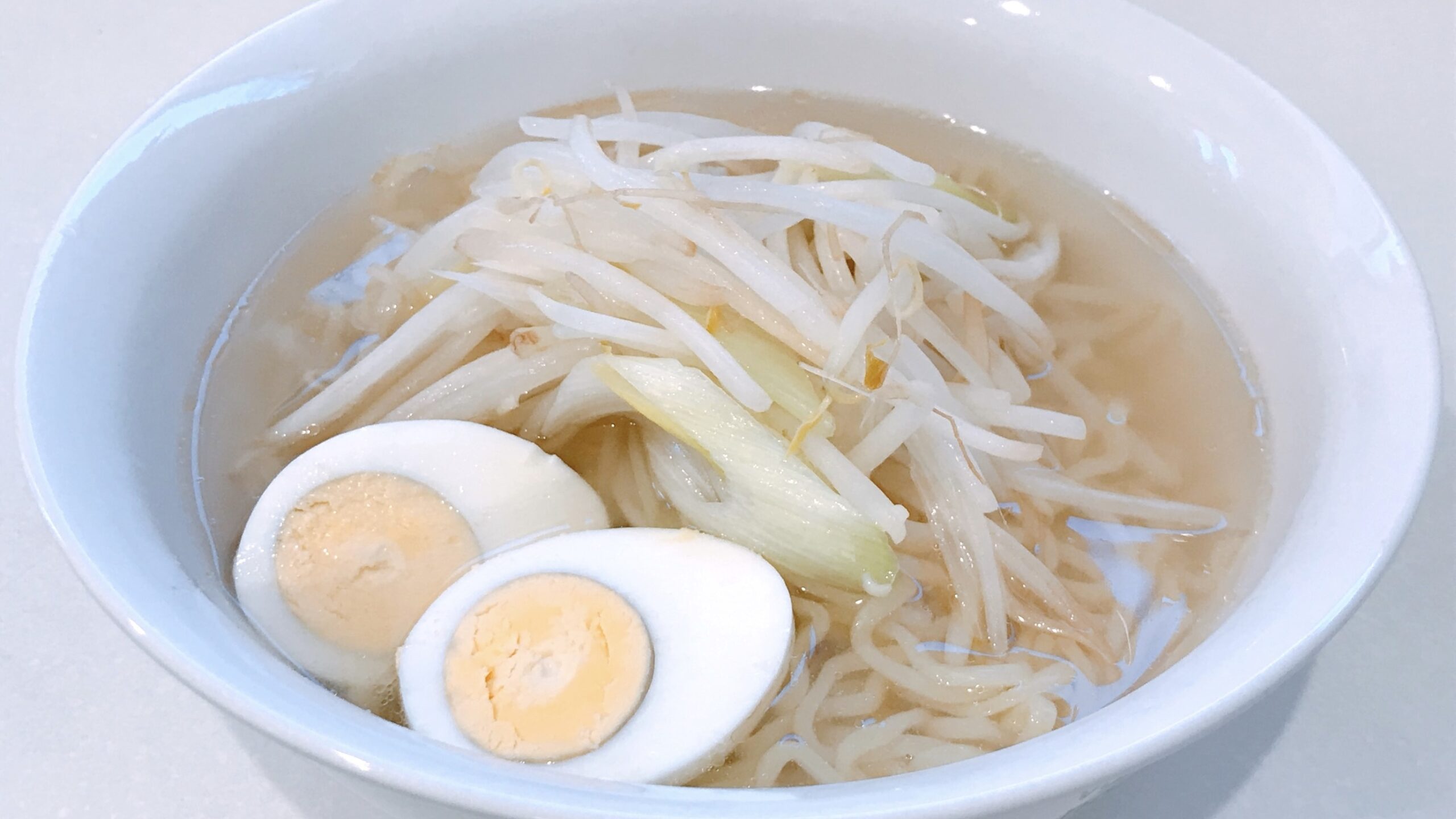 見るからに冷え切ったラーメン